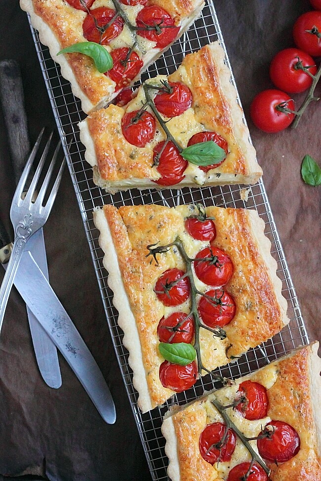 Приготовление - Сытный пирог с помидорами черри, сыром, базиликом и тимьяном - Шаг 6
