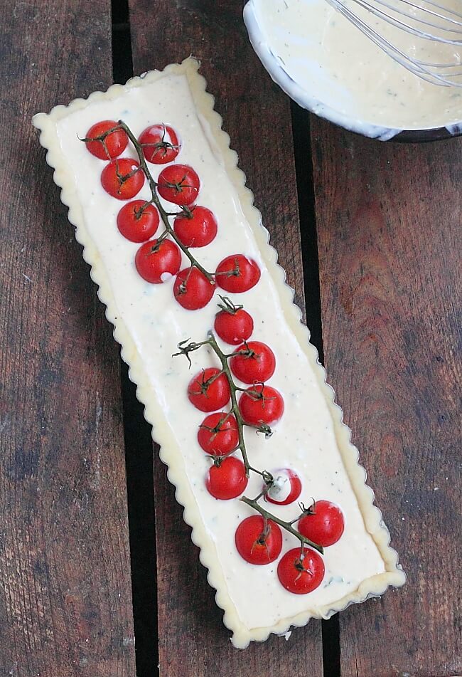 Приготовление - Сытный пирог с помидорами черри, сыром, базиликом и тимьяном - Шаг 5