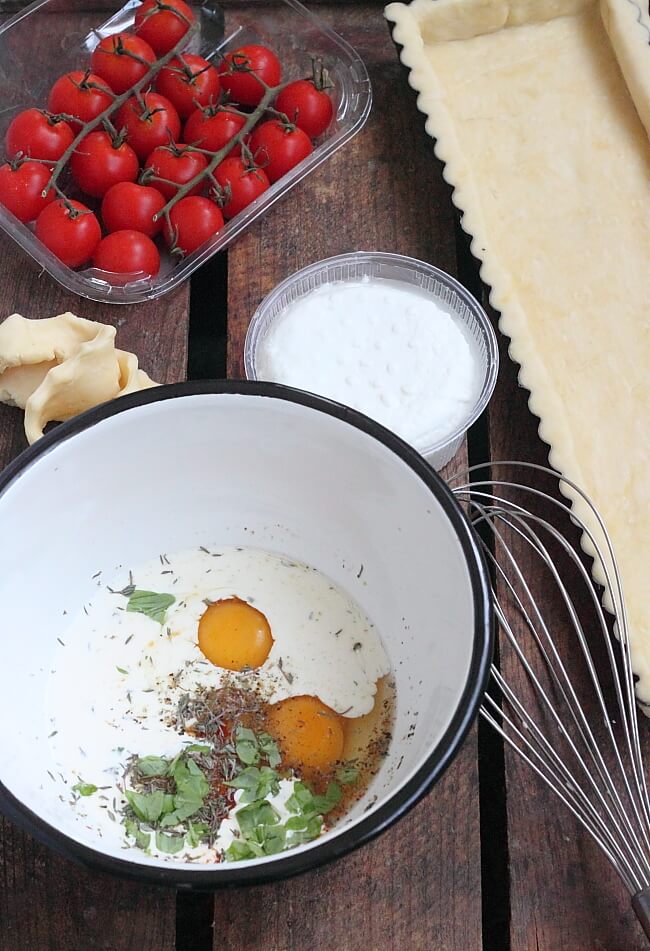 Приготовление - Сытный пирог с помидорами черри, сыром, базиликом и тимьяном - Шаг 4