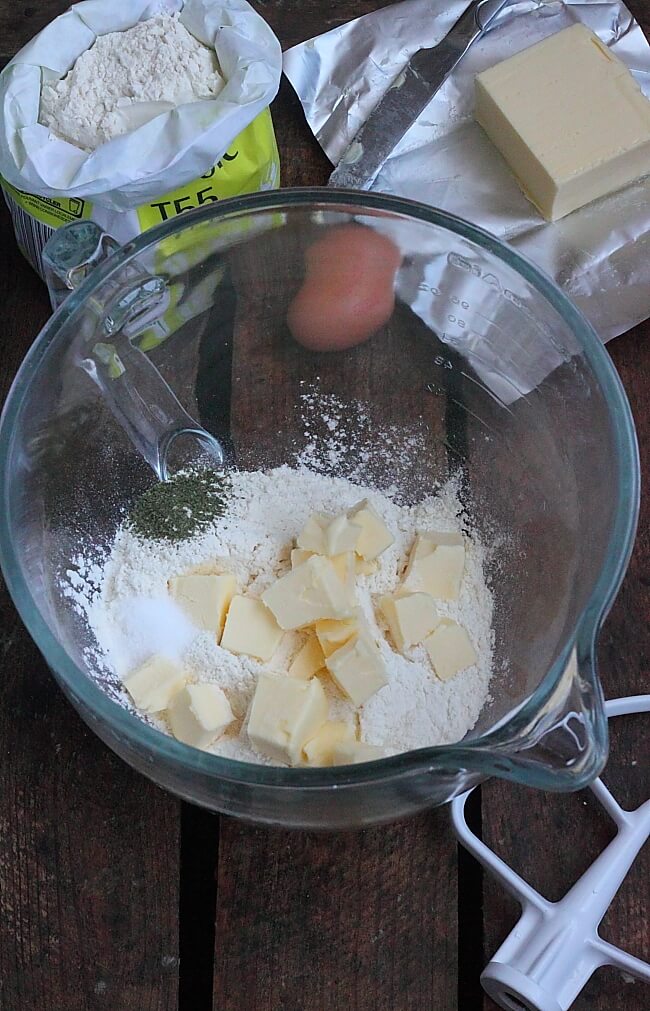 Приготовление - Простой пирог с сливочным сыром, мятой и огурцом - Шаг 1