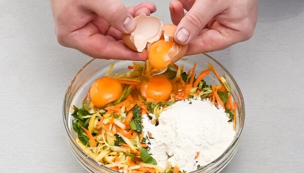 Приготовление - Кугель с кабачком, шпинатом и морковью в мультиварке - Шаг 2