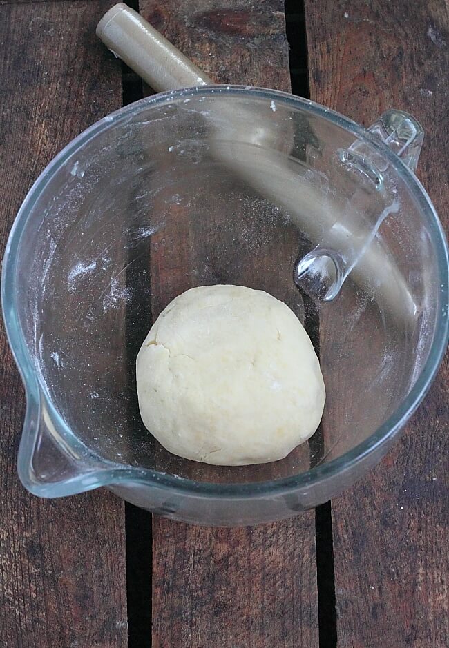 Приготовление - Сытный пирог с помидорами черри, сыром, базиликом и тимьяном - Шаг 3