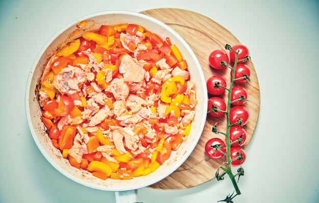 Приготовление - Тёплый салат из красной рыбы с заправкой из горчицы - Шаг 4