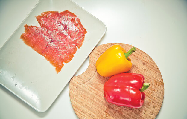 Приготовление - Тёплый салат из красной рыбы с заправкой из горчицы - Шаг 2