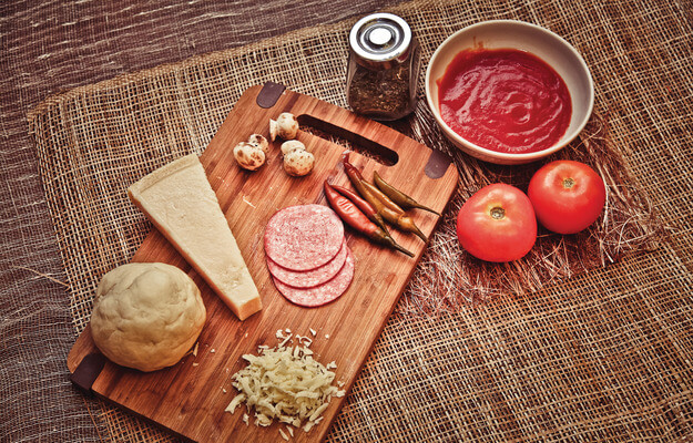 Приготовление - Быстрый рецепт: домашняя пицца с колбасой и грибами за 15 минут! - Шаг 1