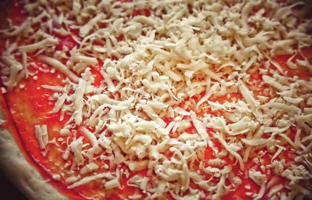 Приготовление - Быстрый рецепт: домашняя пицца с колбасой и грибами за 15 минут! - Шаг 4