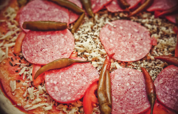 Приготовление - Быстрый рецепт: домашняя пицца с колбасой и грибами за 15 минут! - Шаг 6