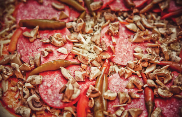 Приготовление - Быстрый рецепт: домашняя пицца с колбасой и грибами за 15 минут! - Шаг 7