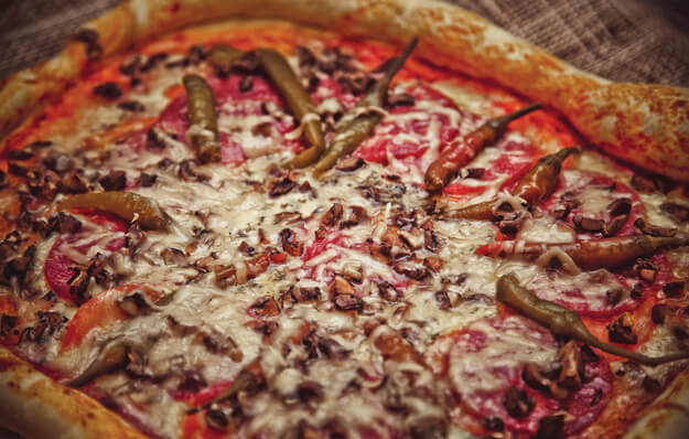 Приготовление - Быстрый рецепт: домашняя пицца с колбасой и грибами за 15 минут! - Шаг 8