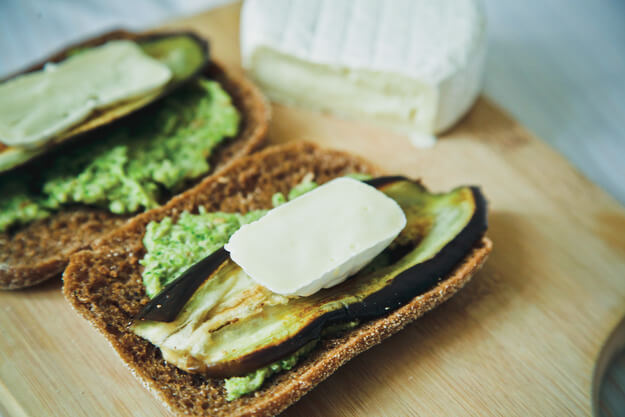 Приготовление - Вегетарианский сэндвич с баклажаном и соусом из брокколи - Шаг 6