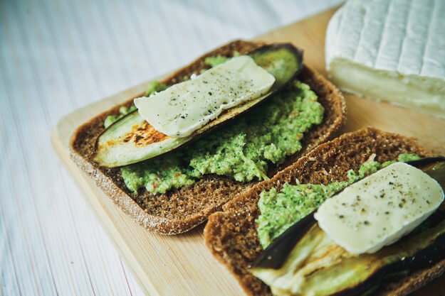 Приготовление - Вегетарианский сэндвич с баклажаном и соусом из брокколи - Шаг 7