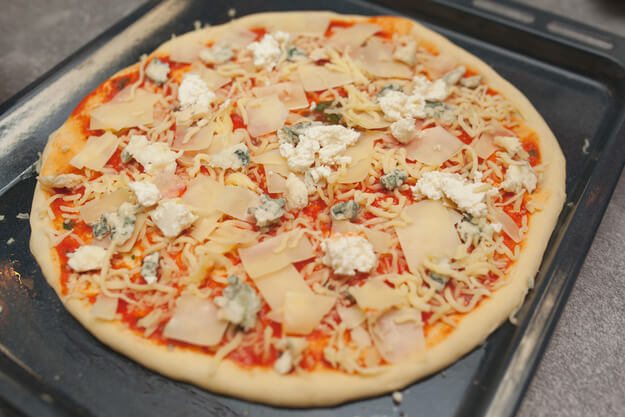 Приготовление - Традиционная пицца «Четыре сыра» - Шаг 10