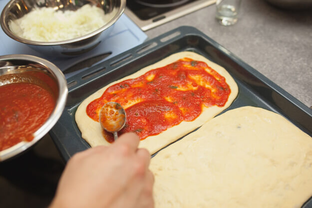 Приготовление - Традиционная пицца «Четыре сыра» - Шаг 8
