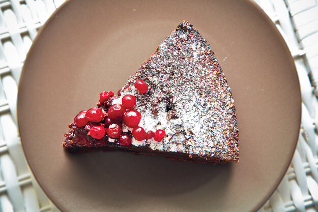 Приготовление - Шоколадный пирог с вишней: простой пошаговый рецепт - Шаг 6