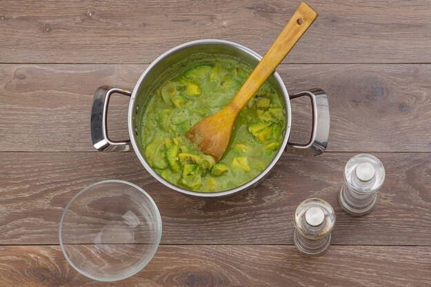 Приготовление - Суп-пюре из авокадо с кукурузными лепешками - Шаг 4