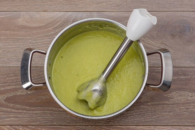 Приготовление - Суп-пюре из авокадо с кукурузными лепешками - Шаг 5