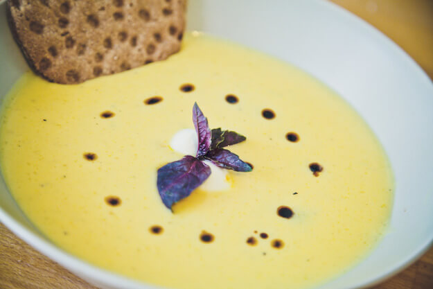 Приготовление - Ароматный сырный суп с моцареллой и бальзамическим уксусом - Шаг 6