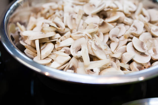Приготовление - Тальятелле с белыми грибами и шампиньонами в сливочном соусе - Шаг 2