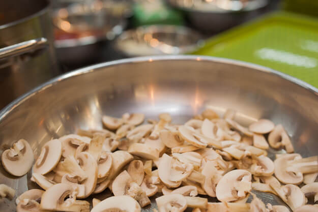 Приготовление - Тальятелле с белыми грибами и шампиньонами в сливочном соусе - Шаг 3