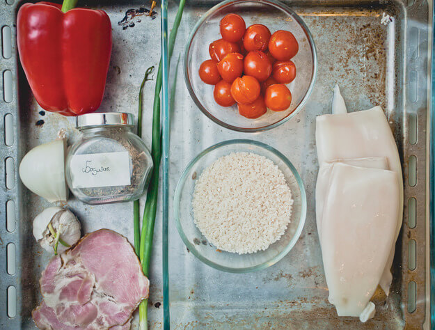 Приготовление - Рецепт фаршированных кальмаров, запеченных в домашнем томатном соусе - Шаг 2