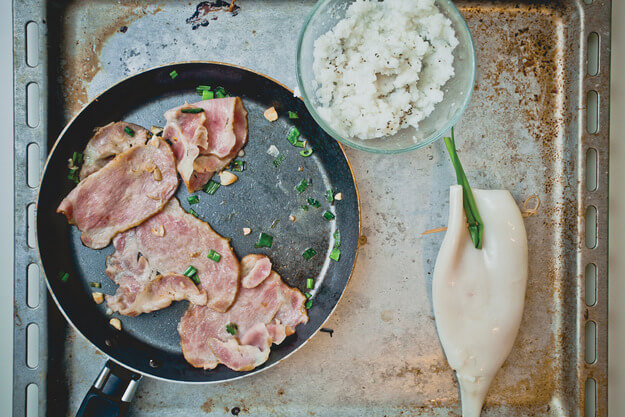 Приготовление - Рецепт фаршированных кальмаров, запеченных в домашнем томатном соусе - Шаг 6
