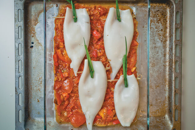 Приготовление - Рецепт фаршированных кальмаров, запеченных в домашнем томатном соусе - Шаг 7