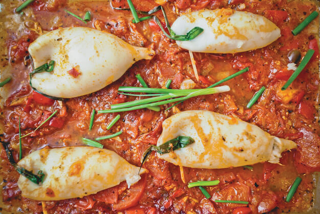 Приготовление - Рецепт фаршированных кальмаров, запеченных в домашнем томатном соусе - Шаг 8