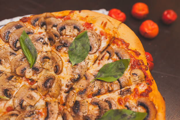 Приготовление - Рецепт настоящей итальянской пиццы с грибами и моцареллой - Шаг 17