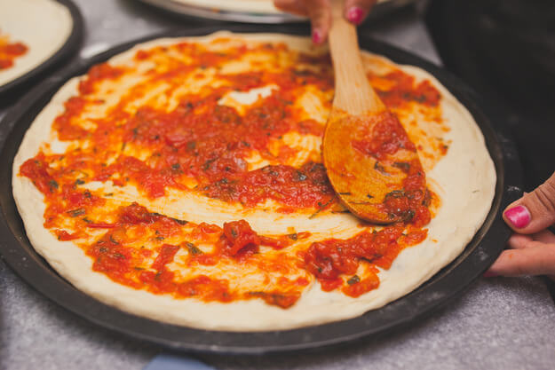 Приготовление - Рецепт настоящей итальянской пиццы с грибами и моцареллой - Шаг 11