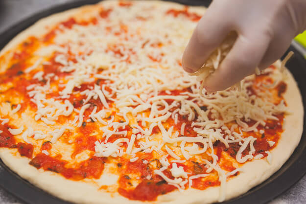 Приготовление - Рецепт настоящей итальянской пиццы с грибами и моцареллой - Шаг 13