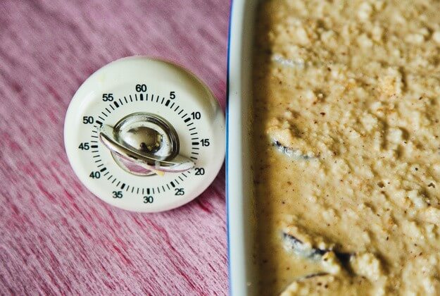 Приготовление - Простой рецепт хлебной запеканки с инжиром и сливочным сыром - Шаг 5