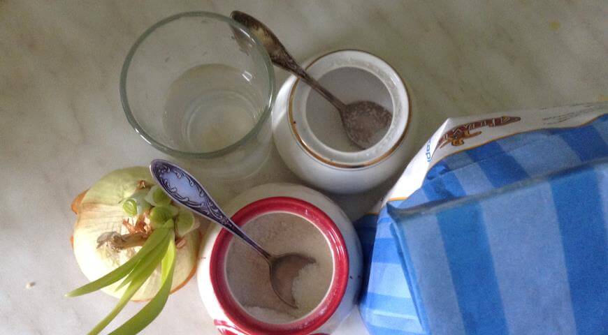 Приготовление - Рецепт тонких румяных блинчиков с луком и цветной капустой - Шаг 1