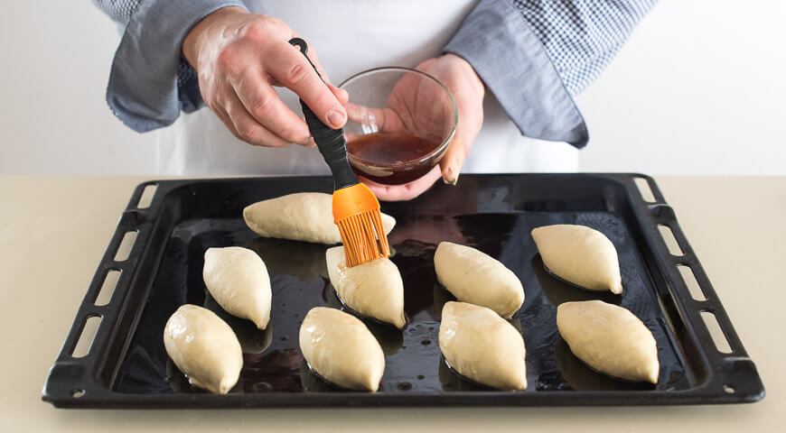 Приготовление - Постные пирожки из дрожжевого теста с картошкой и луком - Шаг 9