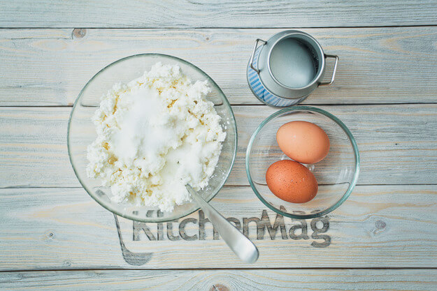 Приготовление - Домашние нежные сырники с соусом из свежей малины - Шаг 1