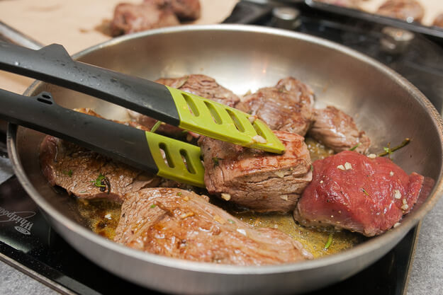 Приготовление - Нежнейшая говядина с трюфельным соусом и картошкой в домашних условиях - Шаг 5