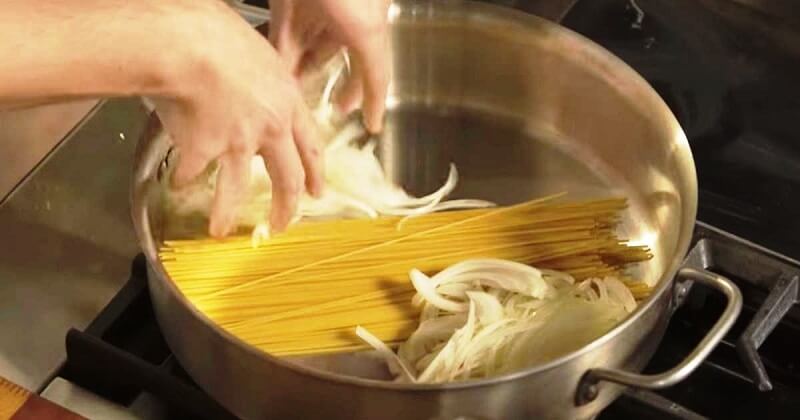 Приготовление - Как приготовить настоящую итальянскую пасту с сыром и базиликом - Шаг 3