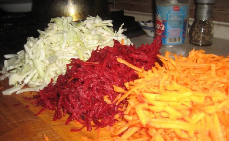 Приготовление - Как приготовить пикантный салат с сырой свеклой и мясом - Шаг 1