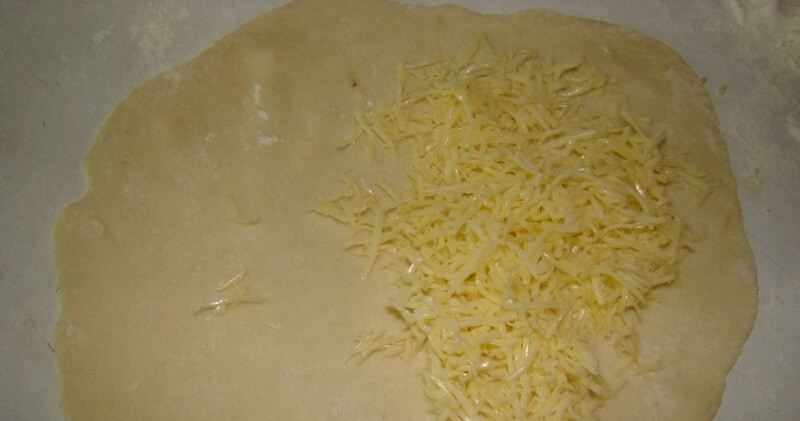 Приготовление - Как приготовить хрустящие сырные лепешки на сковороде - Шаг 4