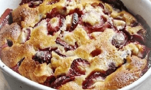 Ароматная шарлотка с яблоками и вишнями