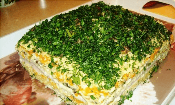 Простой закусочный торт из вафельных коржей и селедки
