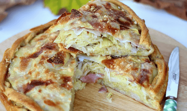Деревенский пирог с капустой, картошкой и беконом