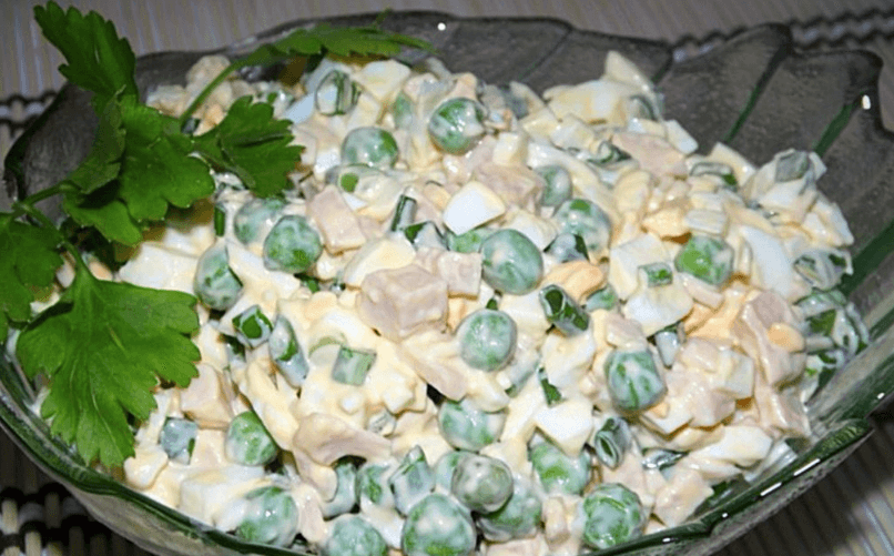 Изумительный салат с кальмарами и зеленым горошком