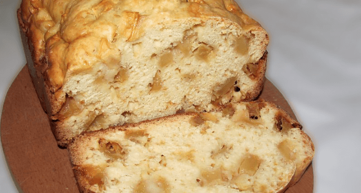 Любимая шарлотка в хлебопечке с яблоками, изюмом и орехами. Очень вкусно!