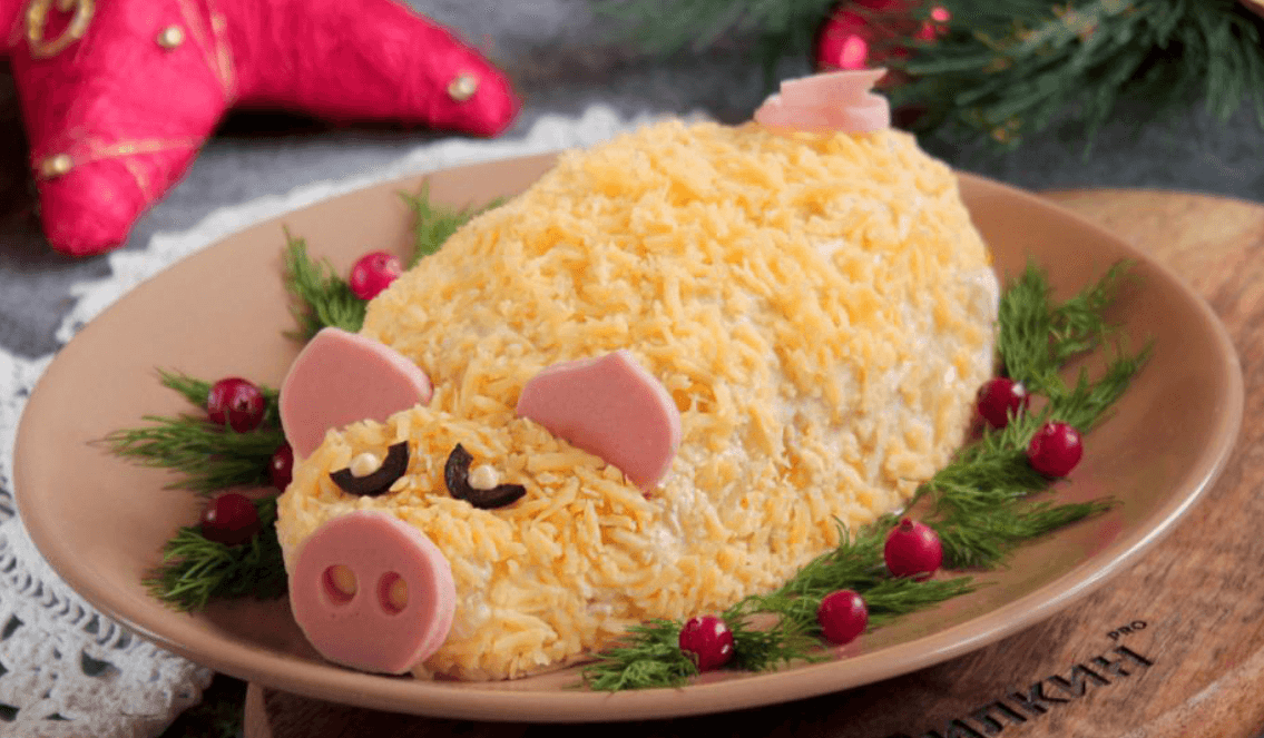 Новогодний салат «Свинка» с курицей и ананасами