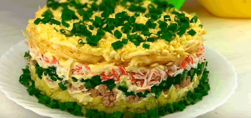 Праздничный салат «Аристократ» с тунцом и крабовыми палочками