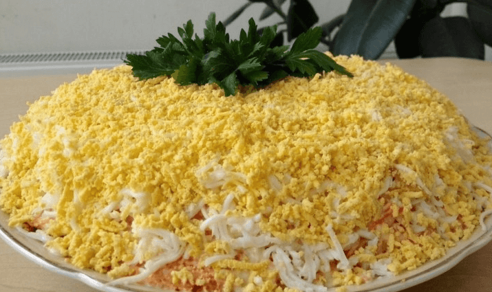 Праздничный салат Мимоза: рецепт с яблоком и сыром