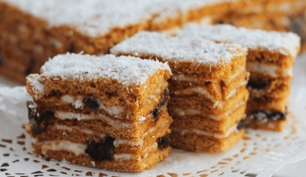 Вкусный медовик с черносливом и орехами в домашних условиях