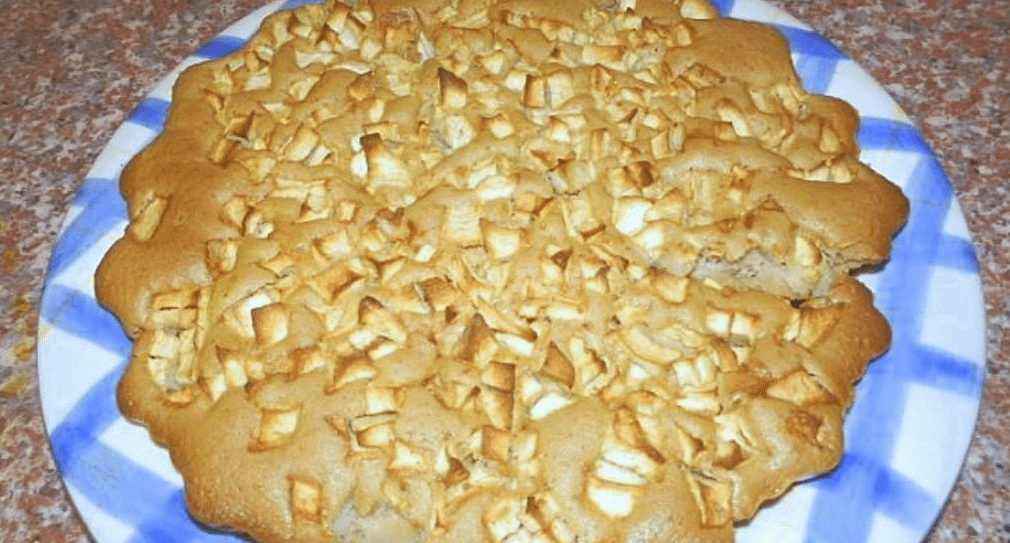 Пышная шарлотка с яблоками и какао. Готовим в микроволновке!