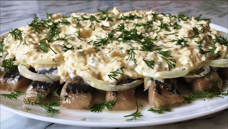 Селедка под сырным соусом — невероятно вкусная закуска!