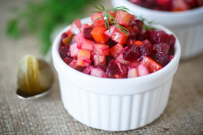 салат из свеклы, яблок и фасоли